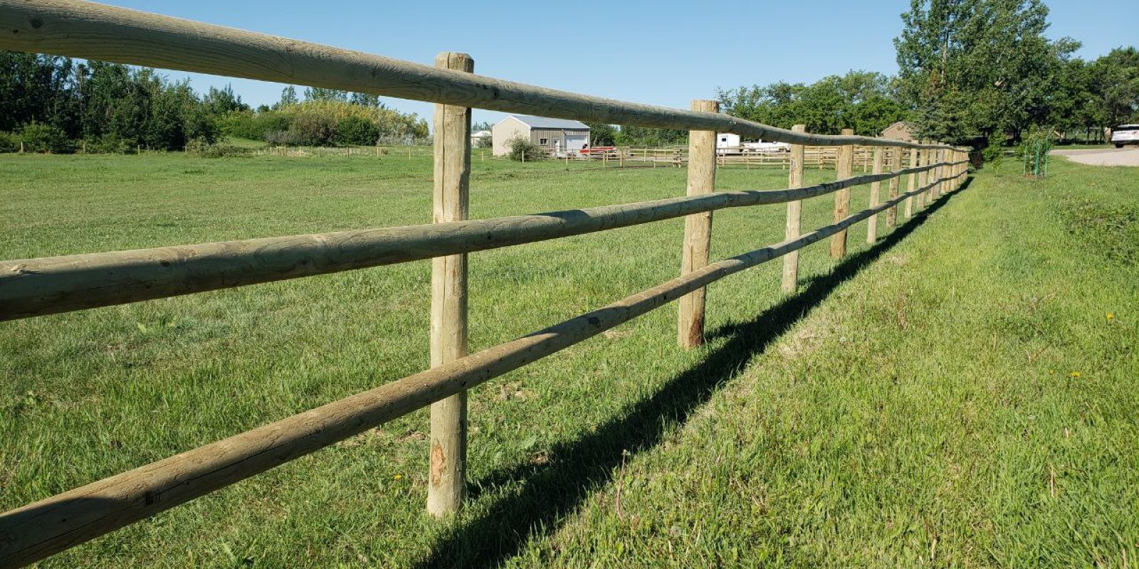 Round-Rail-Fence-for-Horses-11