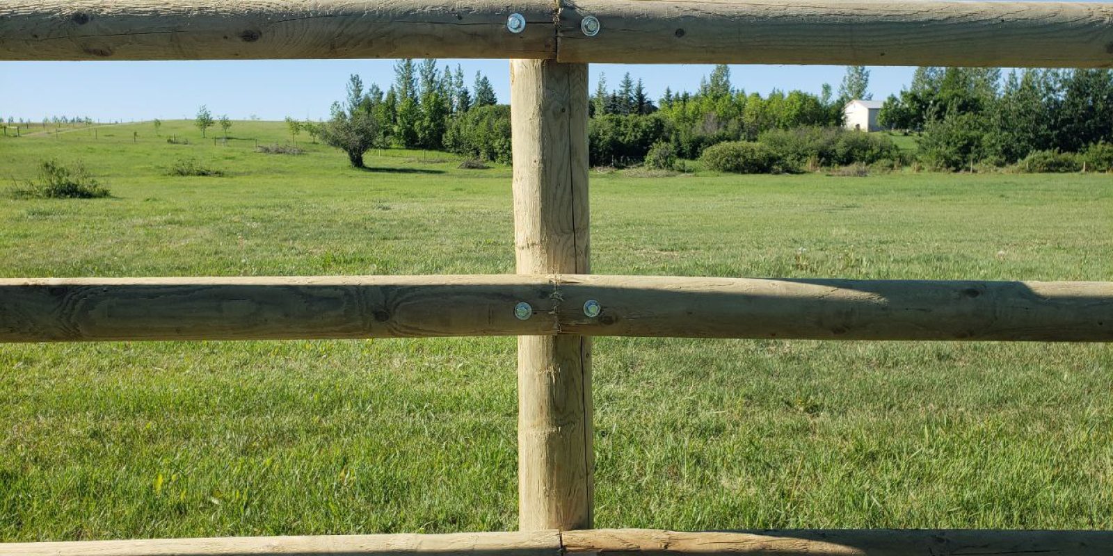 Round-Rail-Fence-for-Horses-12