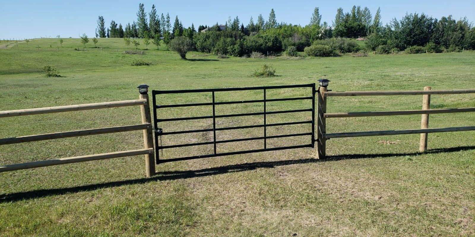 Round-Rail-Fence-for-Horses-14