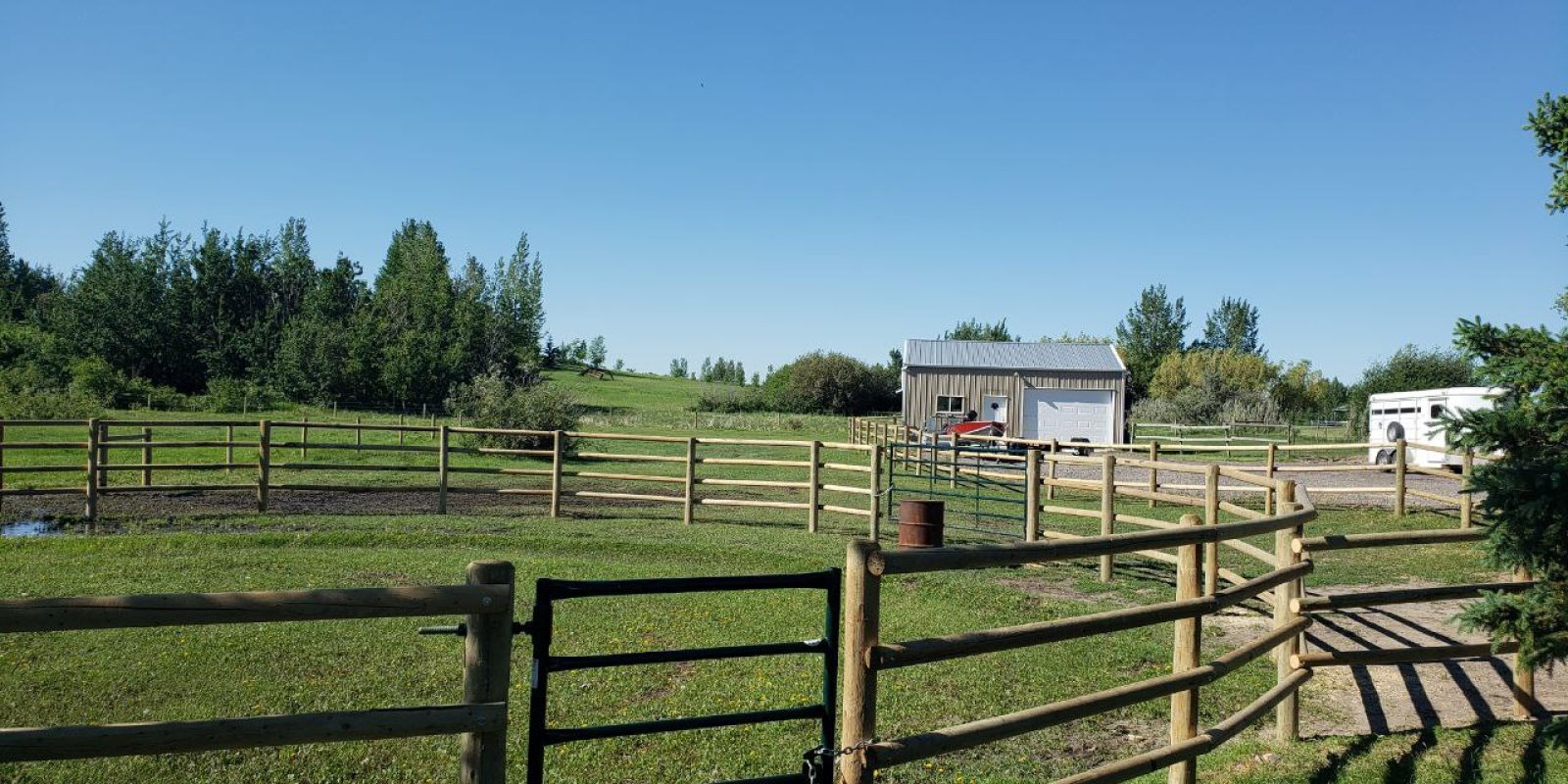 Round-Rail-Fence-for-Horses-17